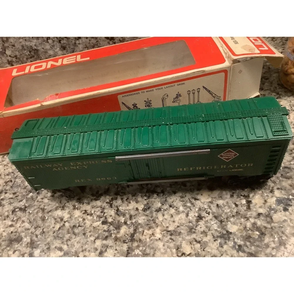 Lionel 6-9863 REA Reefer Car has some wear